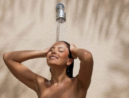 femme qui sort de la douche